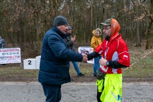 _DSC1252 burmistrza wręcza medal zawodnikowi