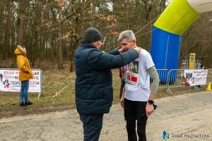 _DSC1254burmistrza wręcza medal zawodnikowi