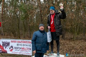 _DSC1419 burmistrz z najstarszym uczestnikiem biegu na podium