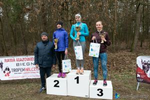 _DSC1440 zwycięzcy biegu na podium wraz z burmistrzem