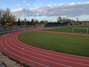 bieżnia wokół stadionu sportowego