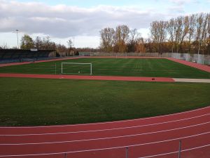 bieżnia wokół stadionu sportowego