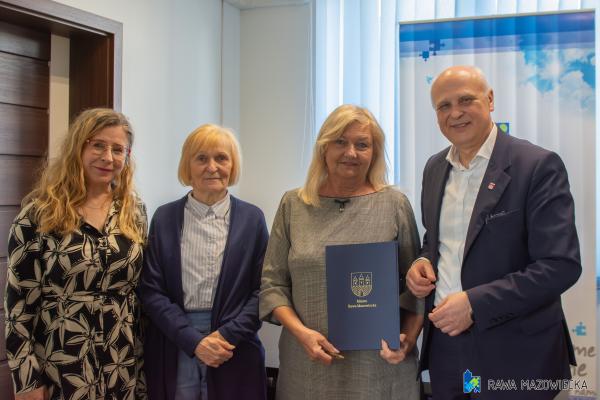 Podpisanie umowy na realizację projektu dla seniorów „Rawscy seniorzy sprawni i aktywni"